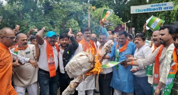 भाजपा पार्षद पुतला दहन करते हुए भाजपा पार्षद पुतला दहन करते हुए