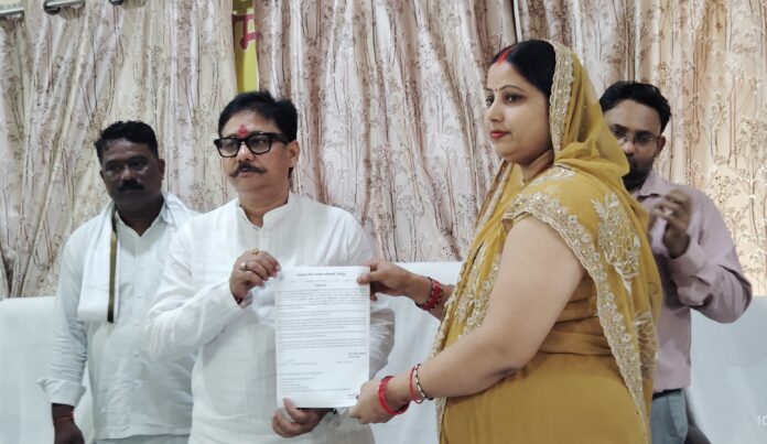 चुनार विधायक अनुराग सिंह आंगनबाड़ी सहायिका को नियुक्तिपत्र देते हुए