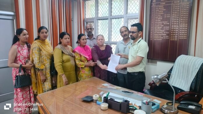 केंद्रीय मंत्री ज्ञापन भेजते हुए केंद्रीय मंत्री ज्ञापन भेजते हुए