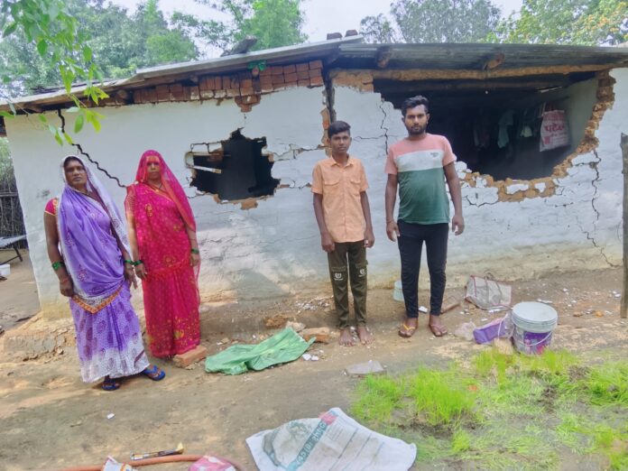 हाथी ने ग्रमीण के घर में की तोडफोड