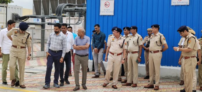 हाइड्रोजन प्लांट निरीखण करते हुए संजय कुमार