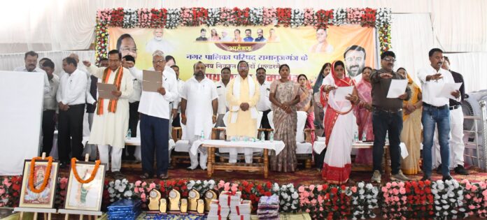 शपथ लेते एल्डरमैन की पहली बैठक में शपथ लेते एल्डरमैन की पहली बैठक में