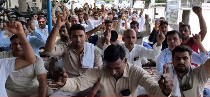 हड़ताल पर बैठे रोडवेज कर्मचारी