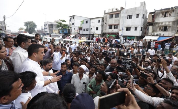 हर्ष संघवी नकद सहायता प्रदान करते हुए