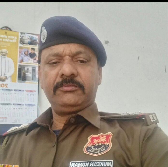 रेस्क्यू अभियान में पुलिस अधिकारी रेस्क्यू अभियान में पुलिस अधिकारी
