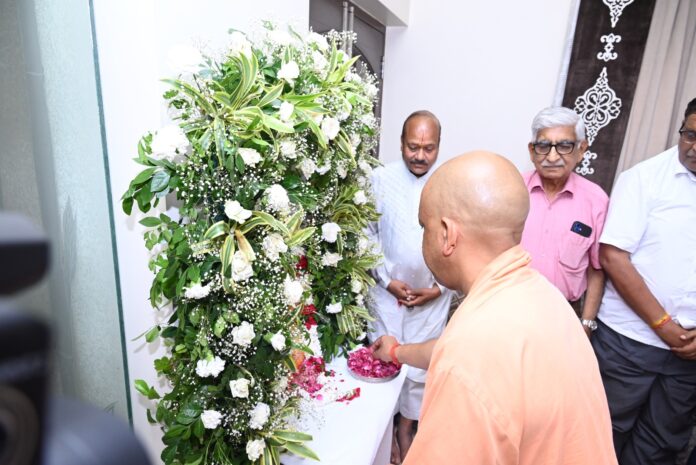 योगी आदित्यनाथ श्रद्धांजलि देते हैं योगी आदित्यनाथ श्रद्धांजलि देते हैं