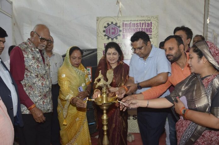 मंत्री कृष्णा गौर इंडस्ट्रियल इंजीनियरिंग एक्सपो-2026 का शुभारंभ करती हुईं मंत्री कृष्णा गौर इंडस्ट्रियल इंजीनियरिंग एक्सपो-2026 का शुभारंभ करती हुईं