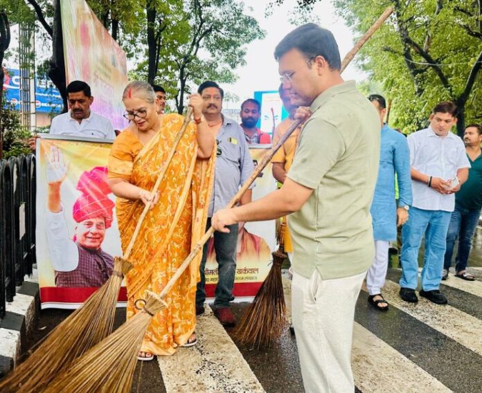 स्वच्छता अभियान का शुभारम्भ करती महापौर