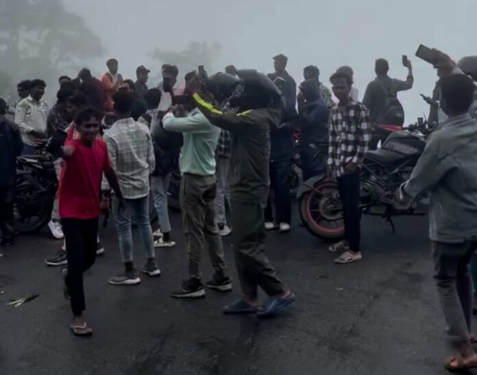 सड़क जाम और हुड़दंगी
