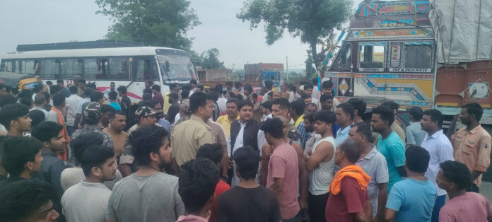 हंगामे की भीड़ वीडियो हंगामे की भीड़ वीडियो