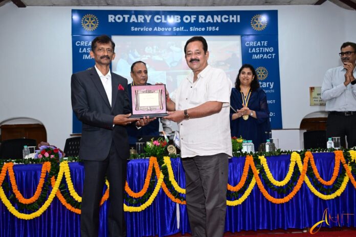 कार्यक्रम में सीसीएल कर्मी और अन्य व्यक्ति कार्यक्रम में सीसीएल कर्मी और अन्य व्यक्ति
