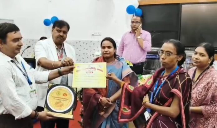 जिला परिषद अध्यक्ष ने नसबंदी में शामिल लोगों को सम्मानित किया जिला परिषद अध्यक्ष ने नसबंदी में शामिल लोगों को सम्मानित किया