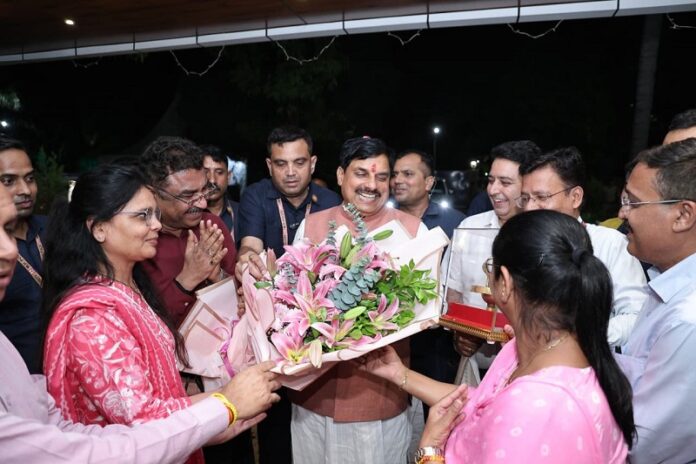 मुख्यमंत्री का पदोन्नत डिप्टी कलेक्टर को सम्मान मुख्यमंत्री का पदोन्नत डिप्टी कलेक्टर को सम्मान