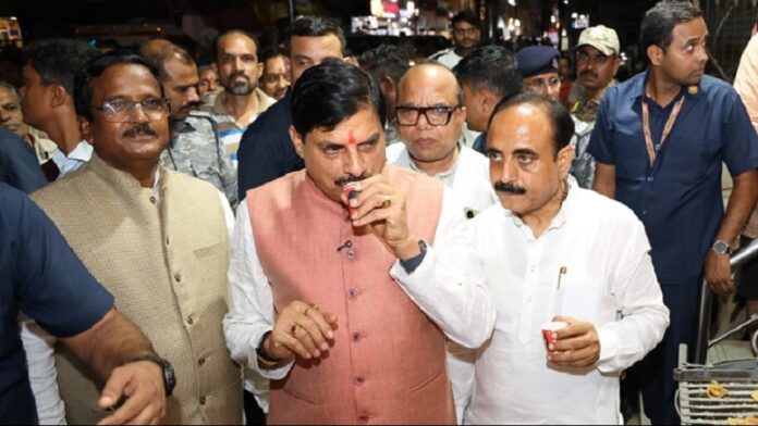 उज्जैन में मुख्यमंत्री चाय का आनंद लेते हुए उज्जैन में मुख्यमंत्री चाय का आनंद लेते हुए