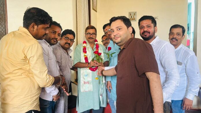 व्यवसायी संघ के पदाधिकारी विधायक डॉ नीलकंठ का सम्मान करते हुए