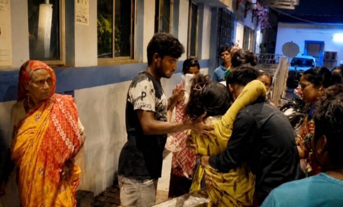 लोग घायल महिला को अस्पताल पहुंचाते हुए