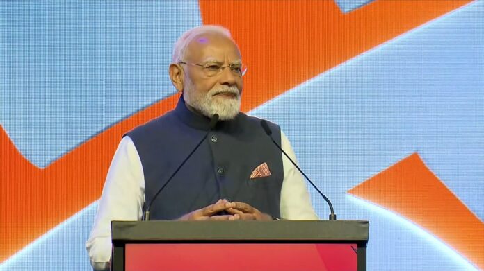 प्रधानमंत्री मोदी क्रिस्टोफर लक्सन के साथ प्रधानमंत्री मोदी क्रिस्टोफर लक्सन के साथ