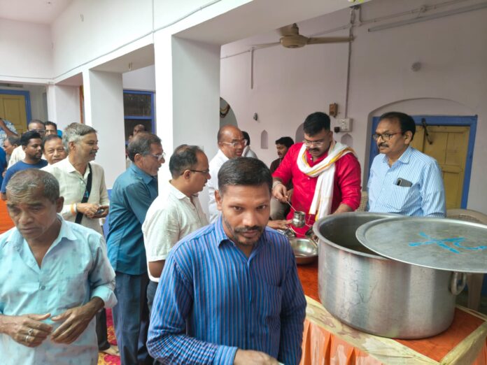 जगन्नाथ मंदिर में श्रद्धालुओं की कतार जगन्नाथ मंदिर में श्रद्धालुओं की कतार