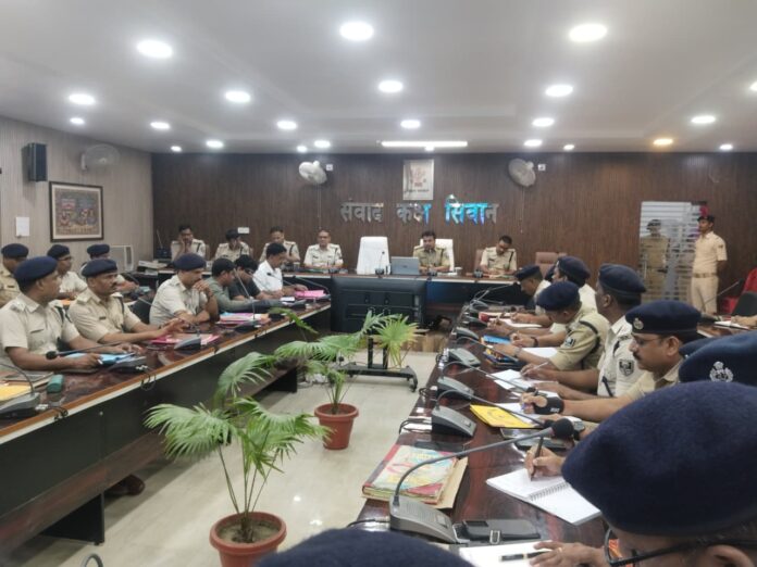 एसपी पूरन कुमार झा अपराध गोष्ठी में बोल रहे हैं एसपी पूरन कुमार झा अपराध गोष्ठी में बोल रहे हैं