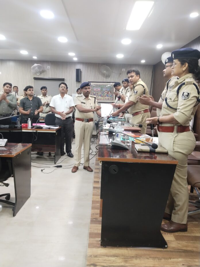 थानाध्यक्ष को सम्मानित करते एसपी