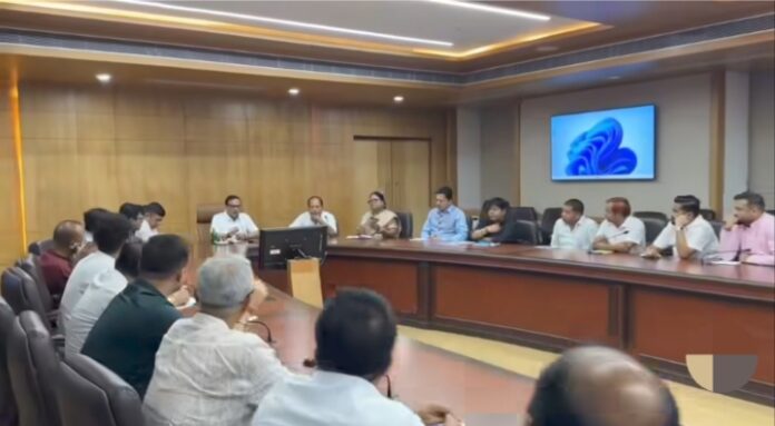हिमंता बिस्वा शर्मा बीजेपी विधायकों से मिले