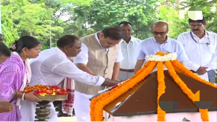 असम CM डॉ हिमनता श्रद्धांजलि देते हुए