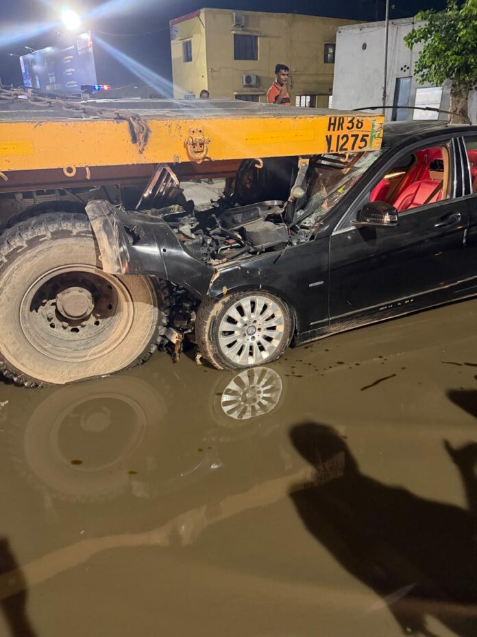 भारत में कार ट्रक हादसा तस्वीरें
