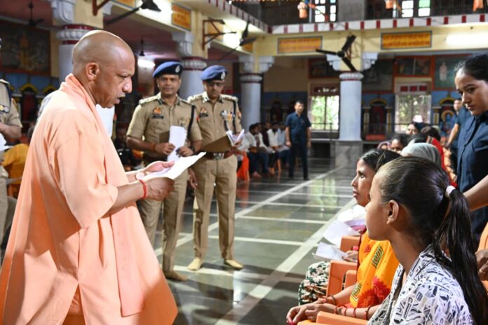 गोरखनाथ मंदिर में मुख्यमंत्री ने समस्याएं सुनीं