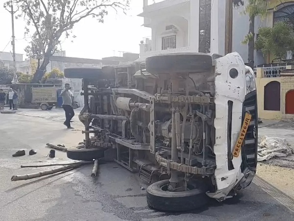 बारातियों का पिकअप पलटा हादसा बारातियों का पिकअप पलटा हादसा