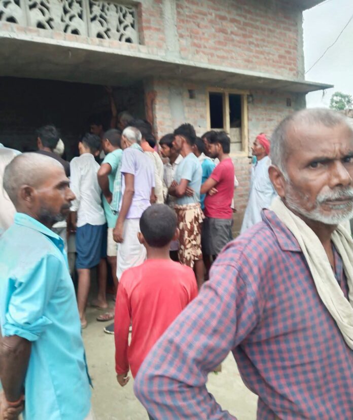 मृतक के घर पर मौजूद परिजन व ग्रामीण