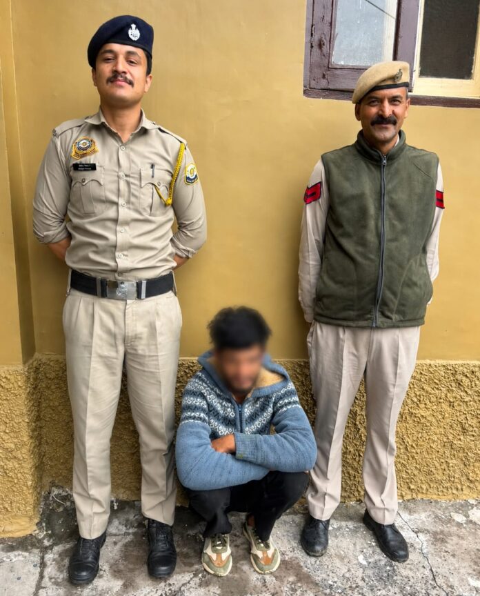 पुलिस ने अपराधी को गिरफ्तार किया