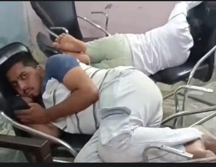 कर्मचारी ड्यूटी के दौरान सोते हुए कर्मचारी ड्यूटी के दौरान सोते हुए