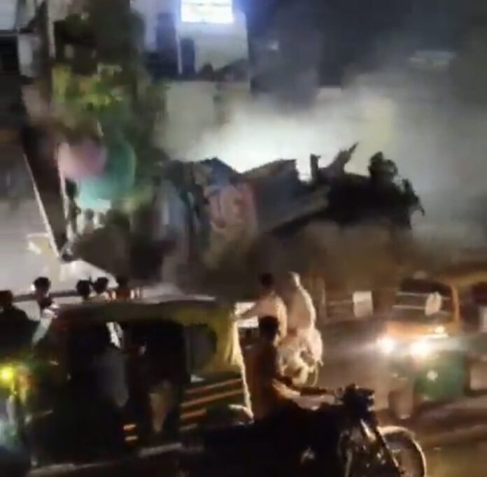 ढह गया प्राचीन मंदिर, कई लोगों की मौत