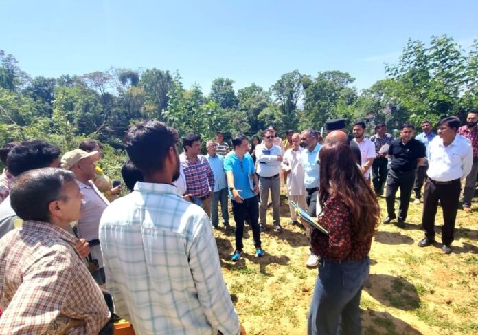 किसान जानकारी देते हुए बागवान के सुझाव