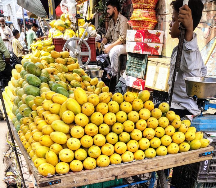 कार्बाइड से बने आम शहर में बिक रहे कार्बाइड से बने आम शहर में बिक रहे