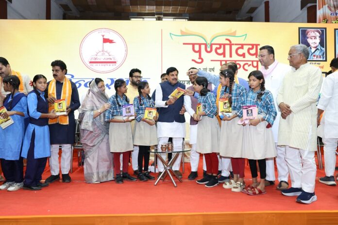 मुख्यमंत्री छात्राओं को पुस्तकें वितरित करते हुए मुख्यमंत्री छात्राओं को पुस्तकें वितरित करते हुए
