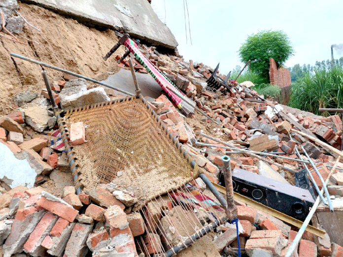मकान क्षतिग्रस्त वर्षा नुकसान