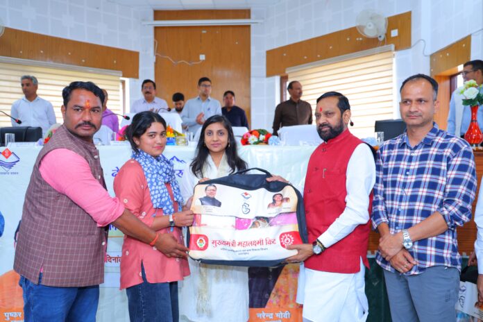जन सेवा शिविर के आयोजन में लोग जन सेवा शिविर के आयोजन में लोग