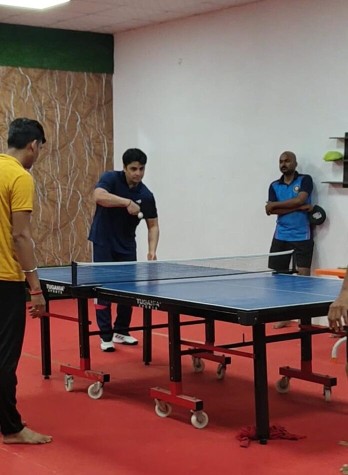 अपर पुलिस अधीक्षक ग्रामीण आतिश कुमार बैडमिंटन खेलते हुए अपर पुलिस अधीक्षक ग्रामीण आतिश कुमार बैडमिंटन खेलते हुए