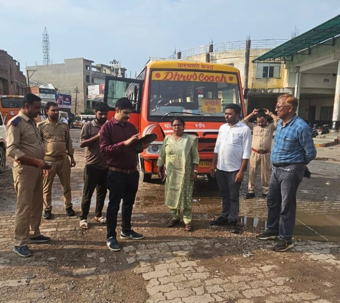 स्कूल वाहन सीज करते हुए एआरटीओ