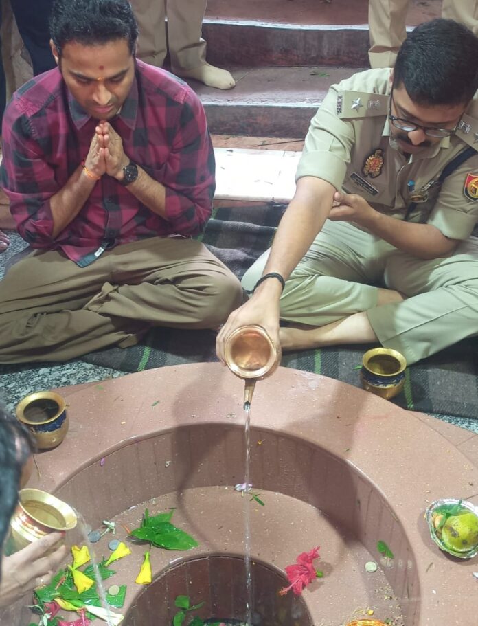 पुलिस अधीक्षक जिलाधिकारी पूजा करते हुए