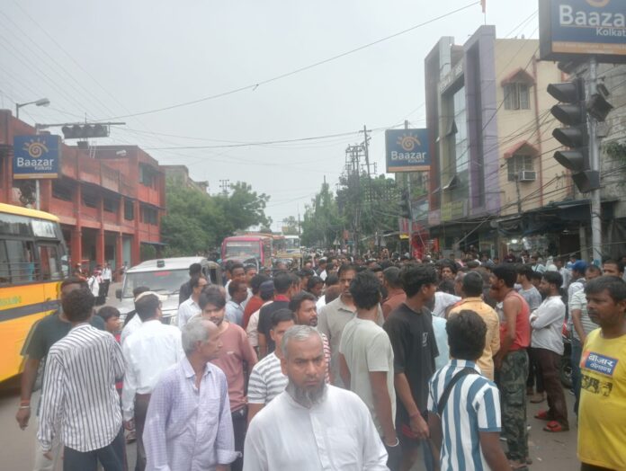 विधायक दुकानदारों के साथ बैठकर बात करते हैं