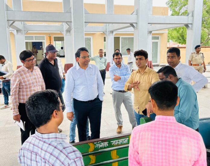 विंध्याचल स्टेशन का निरीक्षण करते एडीआरएम विंध्याचल स्टेशन का निरीक्षण करते एडीआरएम