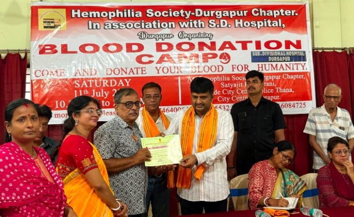विधायक चंद्रशेखर बंदोपाध्याय रक्तदाताओं को सम्मानित करते हुए विधायक चंद्रशेखर बंदोपाध्याय रक्तदाताओं को सम्मानित करते हुए