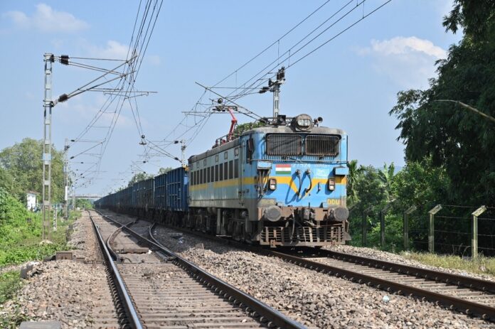 भारतीय मालगाड़ी देश की अर्थव्यवस्था का महत्वपूर्ण हिस्सा भारतीय मालगाड़ी देश की अर्थव्यवस्था का महत्वपूर्ण हिस्सा