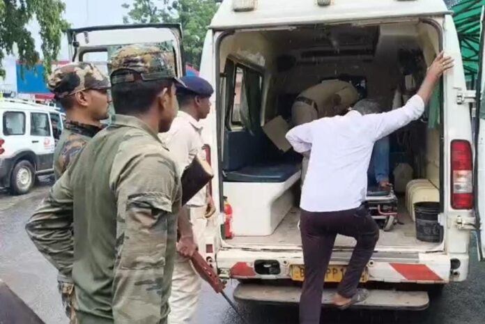 आरोपी को अस्पताल ले जाते लोग आरोपी को अस्पताल ले जाते लोग