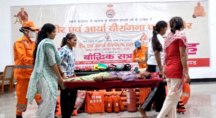 आपदा प्रबंधन के गुर सिखाते हुए आपदा प्रबंधन के गुर सिखाते हुए