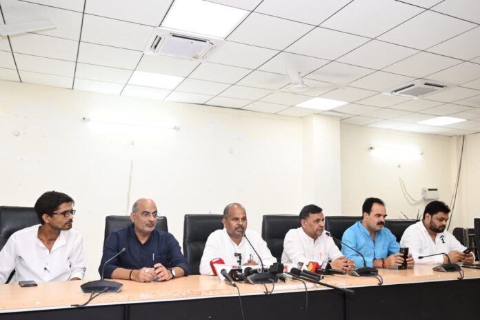 भाजपा जिला अध्यक्ष की प्रेस कॉन्फ्रेंस में भाजपा जिला अध्यक्ष की प्रेस कॉन्फ्रेंस में