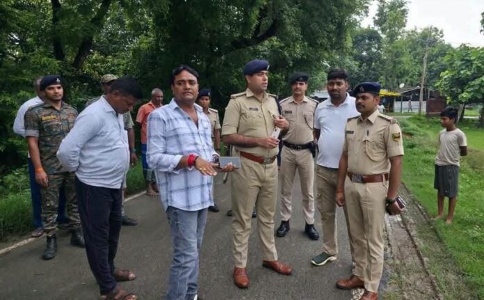 पुलिस अधीक्षक जायजा लेते हुए