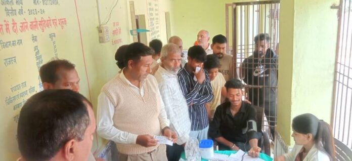 फोटो मरीजों को देखते चिकित्सक फोटो मरीजों को देखते चिकित्सक